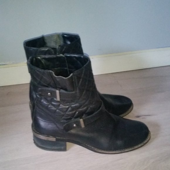 Vince Camuto black leather quilted bootie - Picture 1 of 3